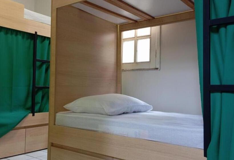 공용 욕실 구비 공동 객실 내의 침대, Angatu Hostel Service