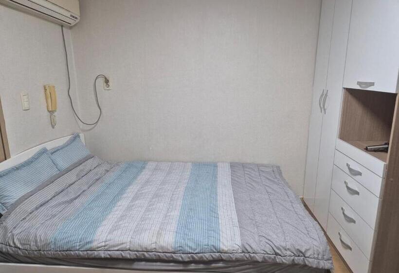 标准间, Petit House