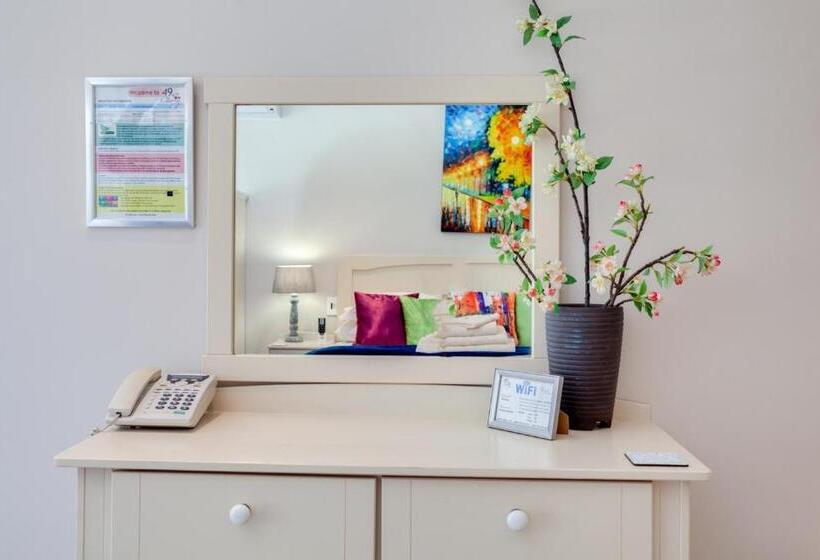 سوییت با چشم‌انداز باغ, 49oncherry