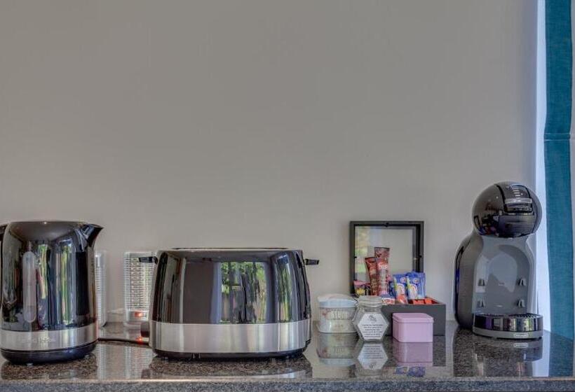 سوییت با چشم‌انداز باغ, 49oncherry