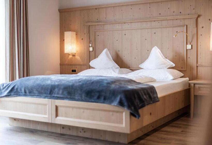 اتاق استاندارد با بالکن, Baumwirt