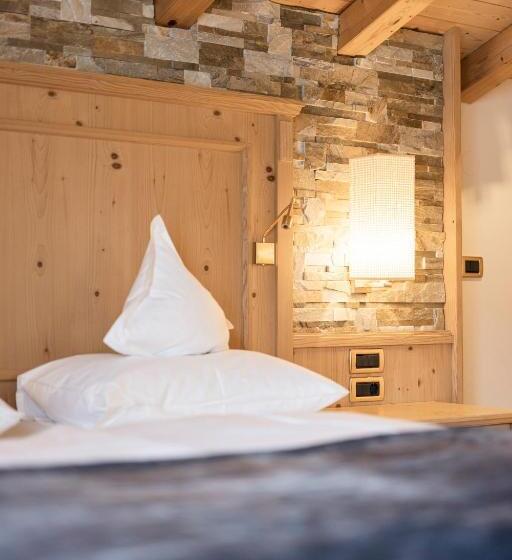 اتاق استاندارد با بالکن, Baumwirt