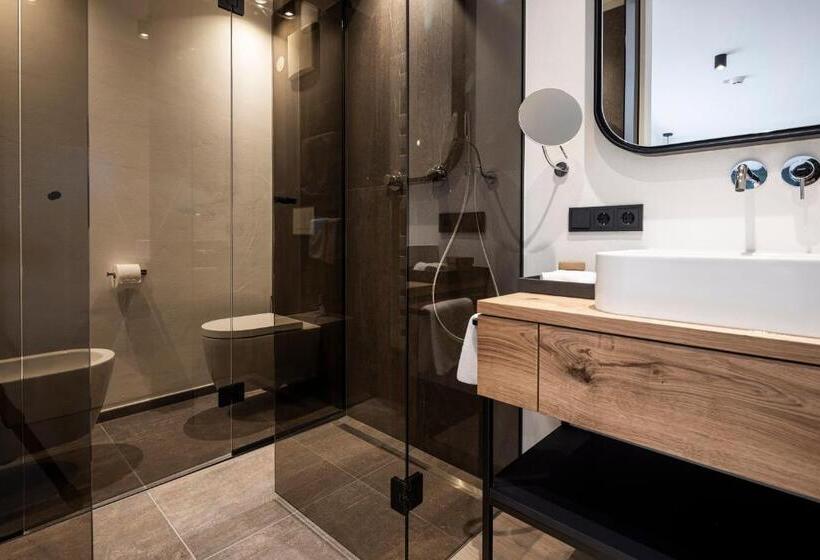 اتاق لوکس با بالکن, Baumwirt