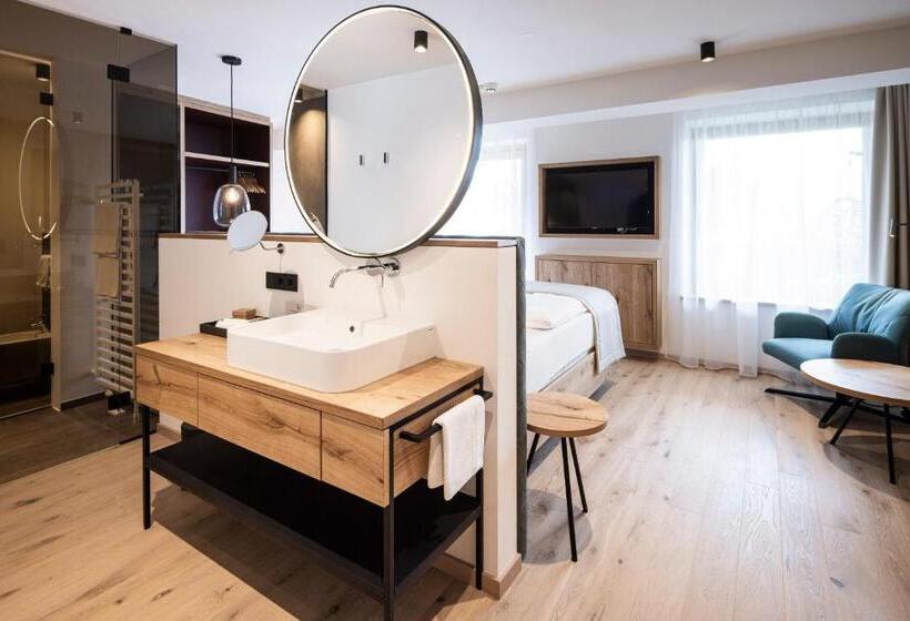 اتاق لوکس با بالکن, Baumwirt