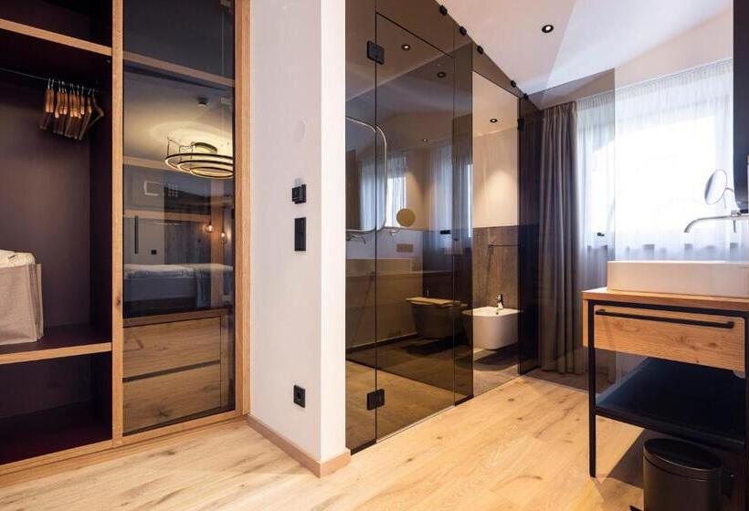 اتاق لوکس با بالکن, Baumwirt