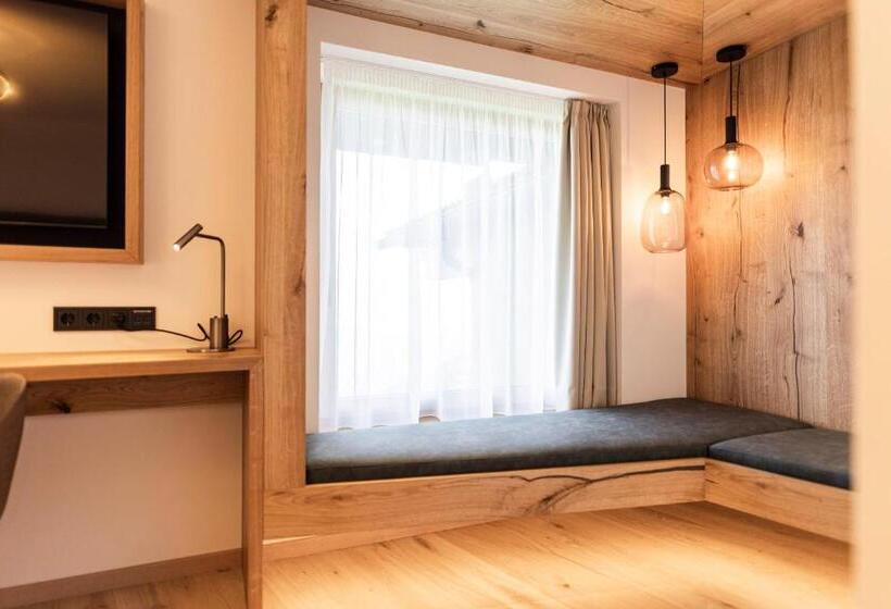 اتاق لوکس با بالکن, Baumwirt