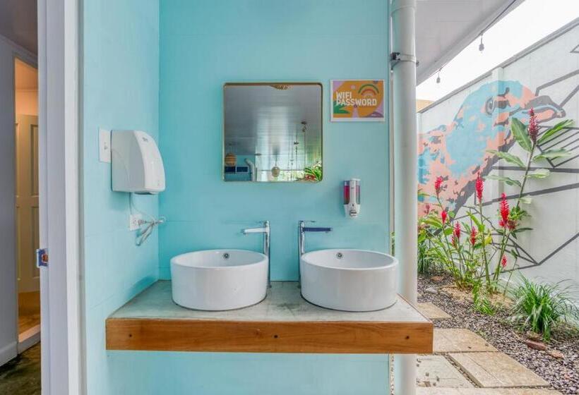 سرير فى غرفة مشتركه, Selina La Fortuna