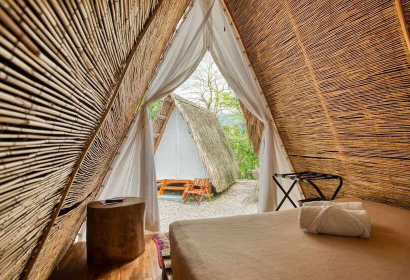 كوخ قياسي, Selina La Fortuna