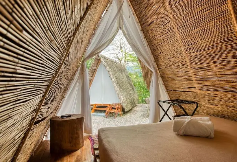 Standard Tent, Selina La Fortuna