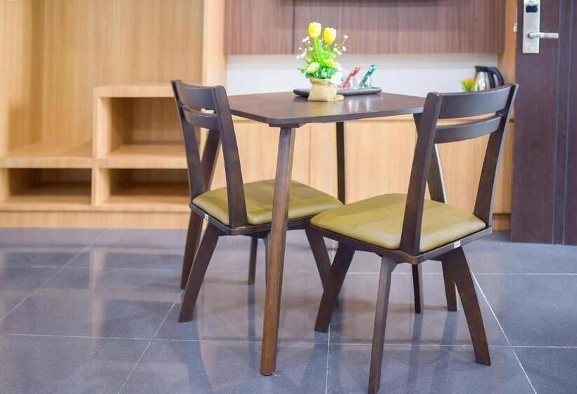 غرفة قياسية مزوَّدة بشُرفة, Thanburi