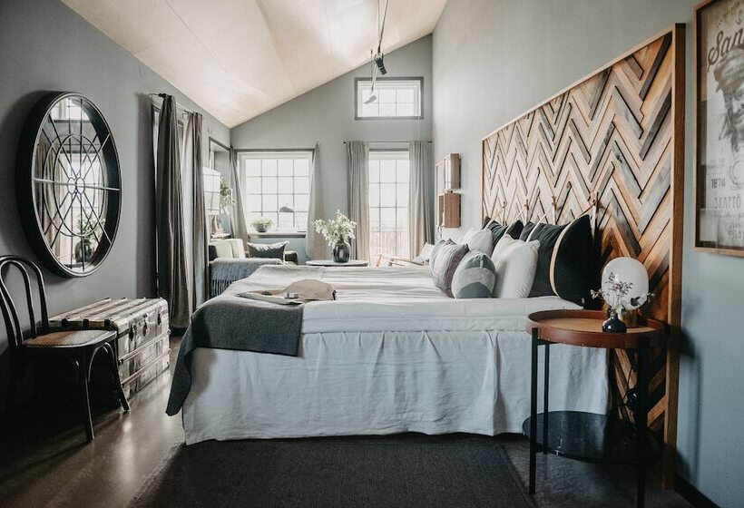 جناح جونيور, Slipens Hotell