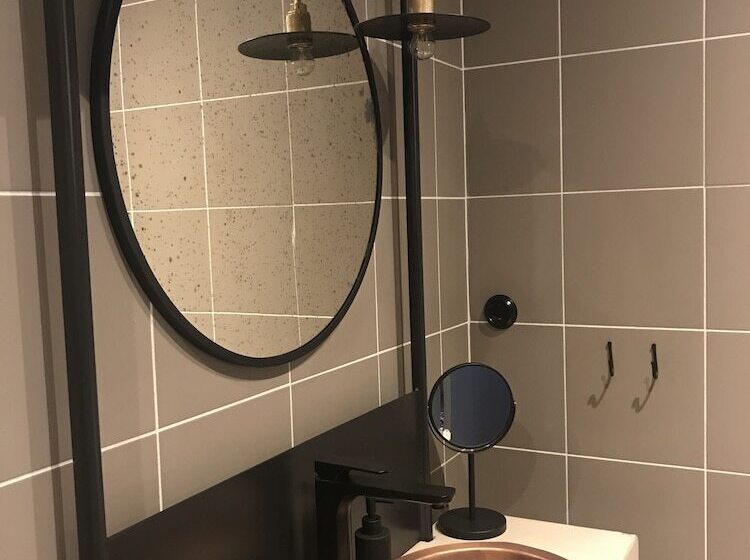 جناح جونيور, Slipens Hotell