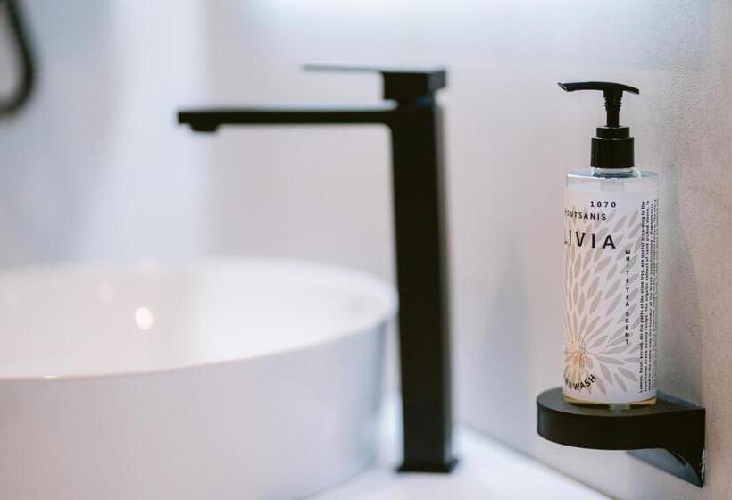 带阳台的豪华间, Tribute