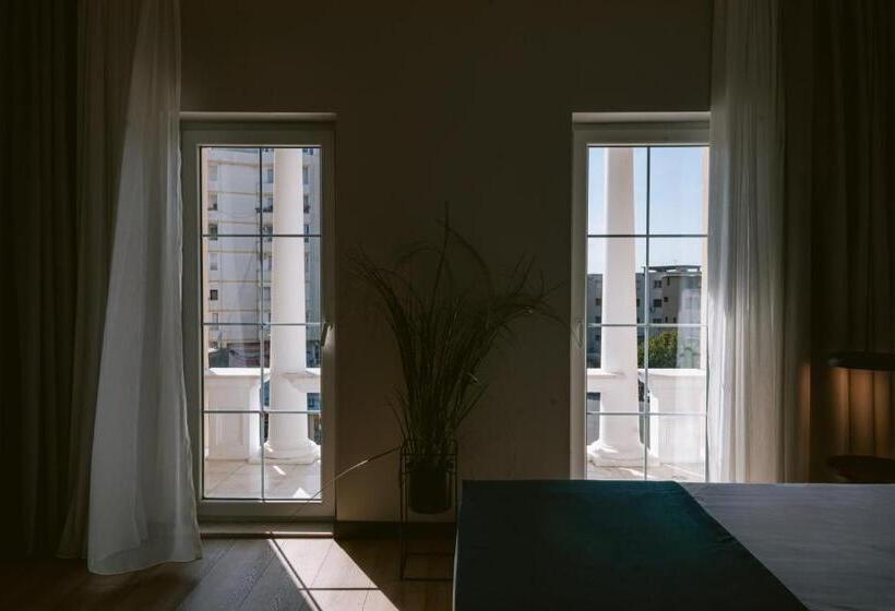 带阳台的豪华间, Tribute