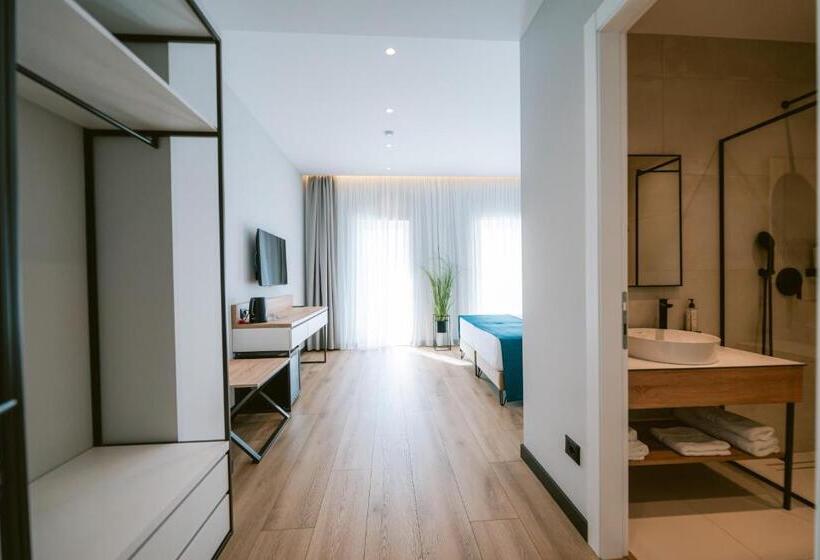 带阳台的豪华间, Tribute