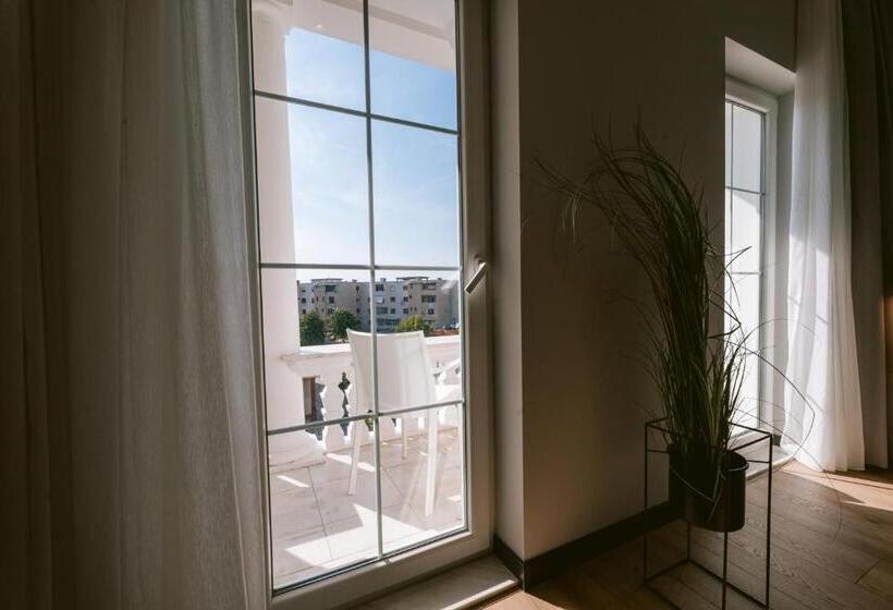 带阳台的豪华间, Tribute