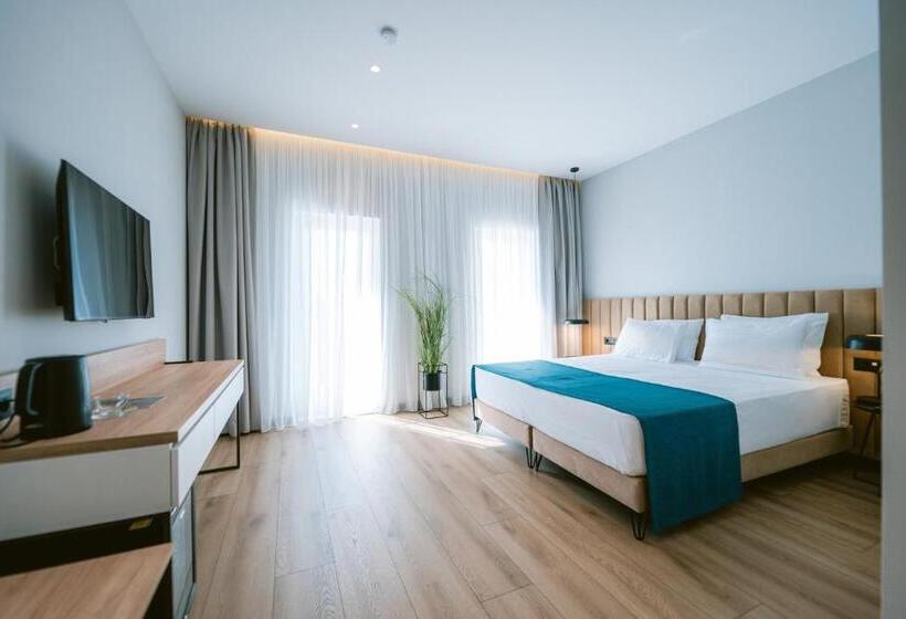 带阳台的豪华间, Tribute