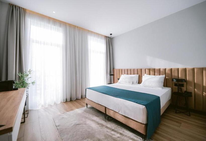 带大床的高级房间, Tribute