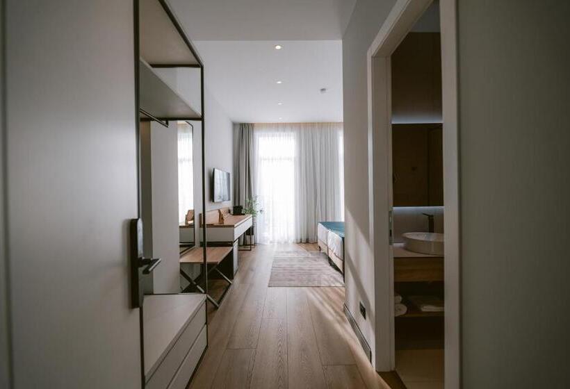 带大床的高级房间, Tribute