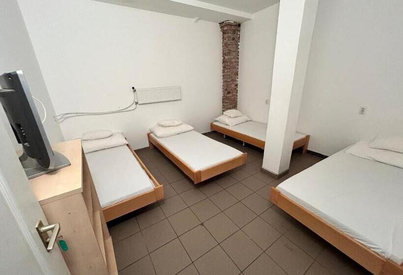 سرير فى غرفة مشتركه, London Hostel