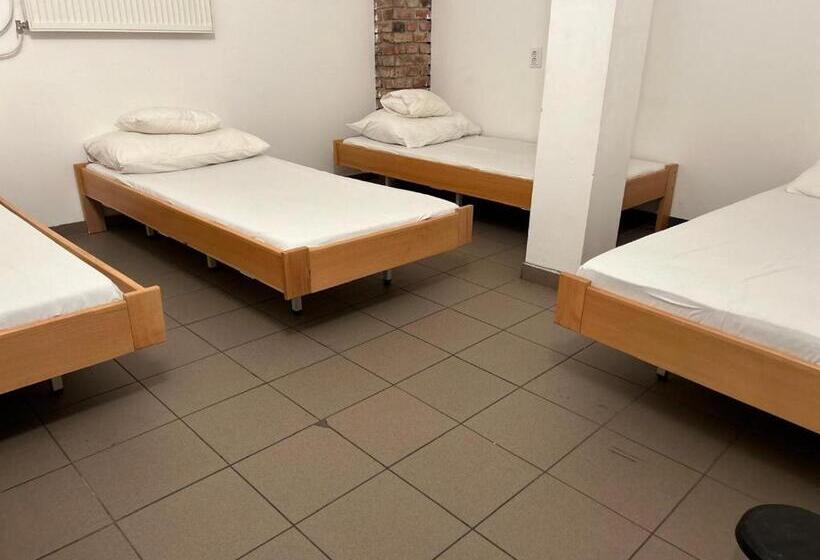 سرير فى غرفة مشتركه, London Hostel