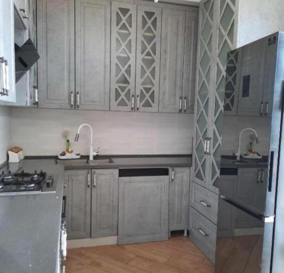 سوییت خانوادگی, Eli Guest House