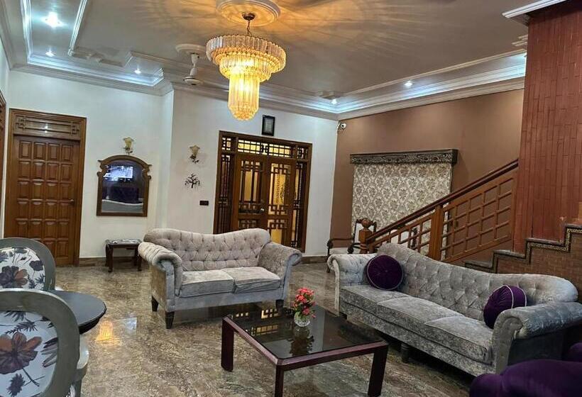 اتاق خانوادگی, The Red Tree Family Guest House