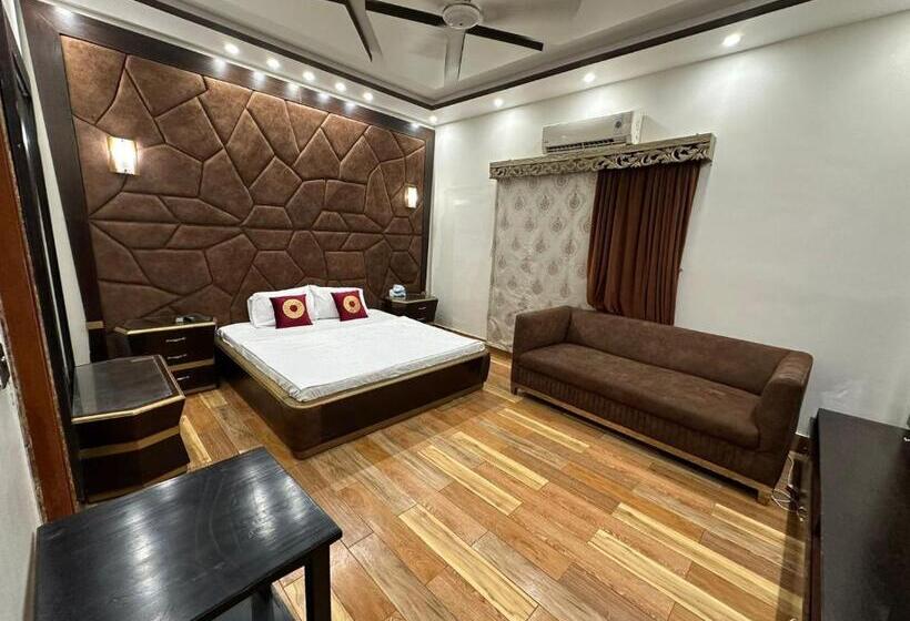 اتاق خانوادگی, The Red Tree Family Guest House