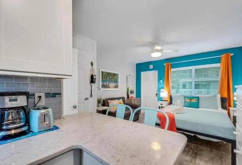 Standard-studio, Tropic Terrace Suite #54   Beachfront Resort