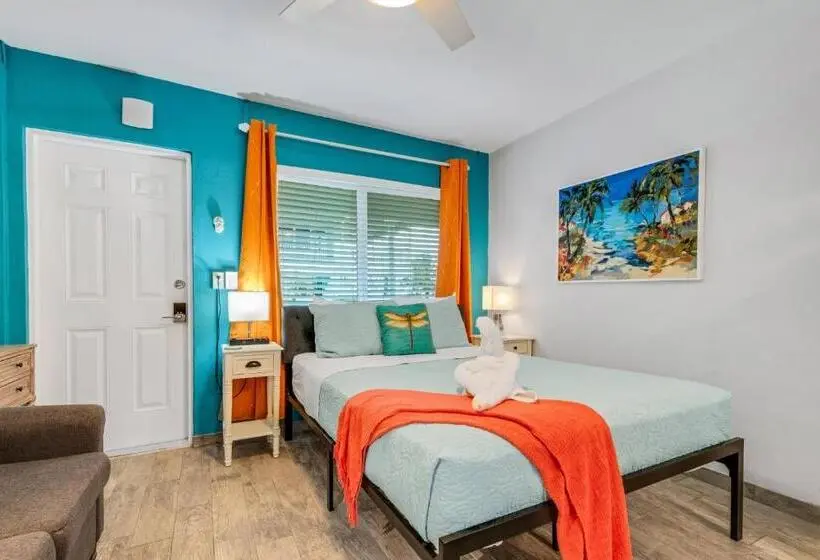 Standard-studio, Tropic Terrace Suite #54   Beachfront Resort