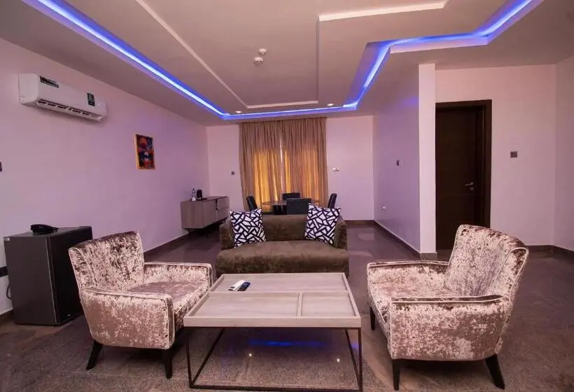 سوییت جونیور, Marchforte Courtyard Hotel & Suites