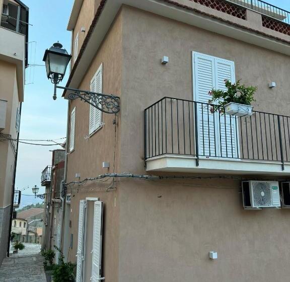 标准间, Avi Rooms