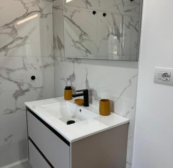 豪华房间, Avi Rooms