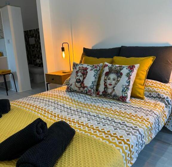 豪华房间, Avi Rooms