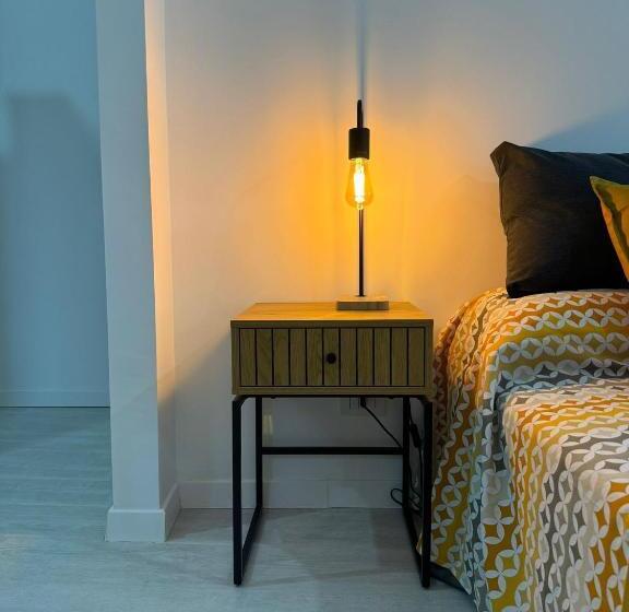 豪华房间, Avi Rooms