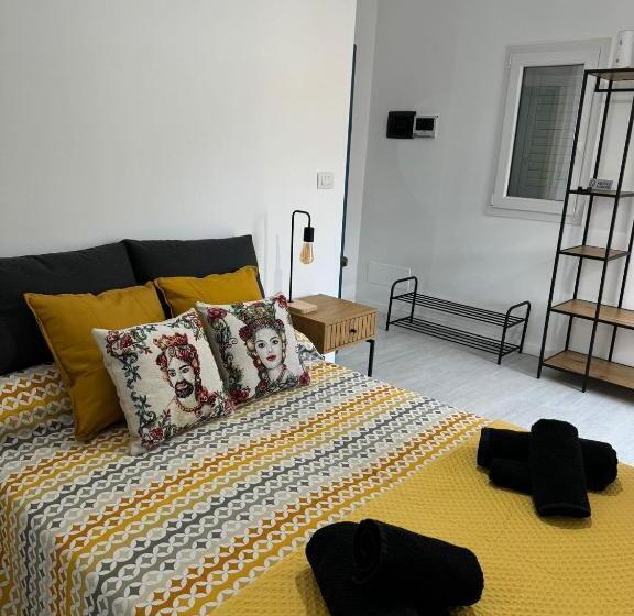 豪华房间, Avi Rooms