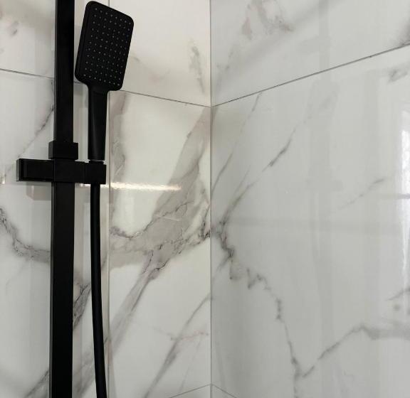 豪华房间, Avi Rooms