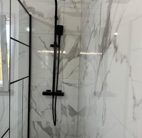 豪华房间, Avi Rooms