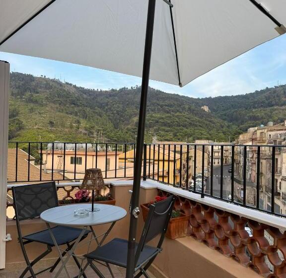 豪华房间, Avi Rooms