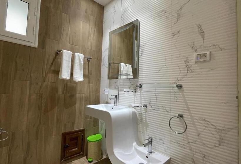 غرفة عائلية, Menzel Yahia