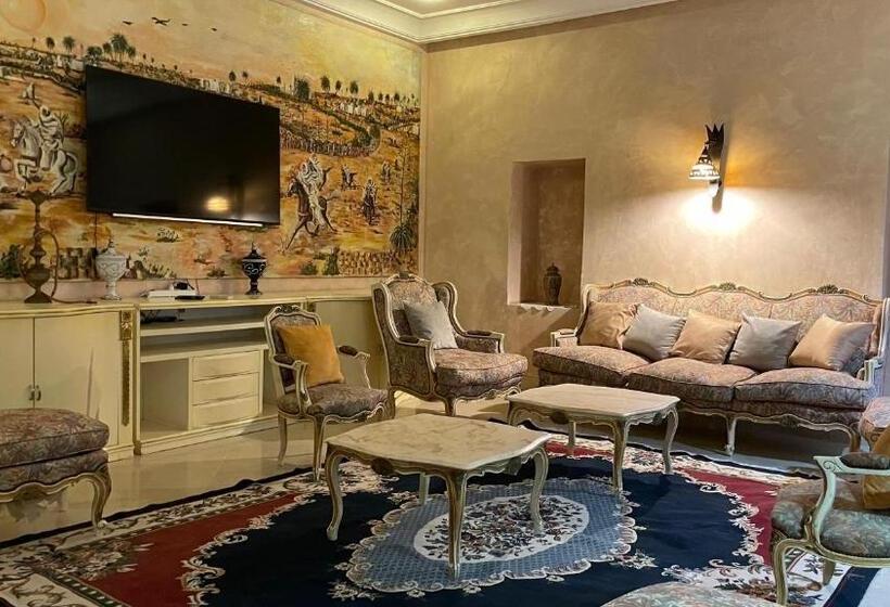 غرفة عائلية, Menzel Yahia