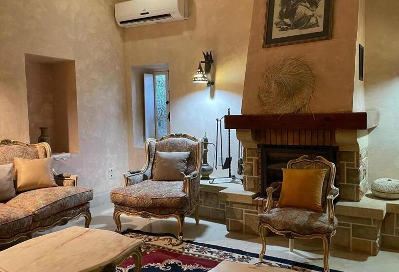 غرفة عائلية, Menzel Yahia