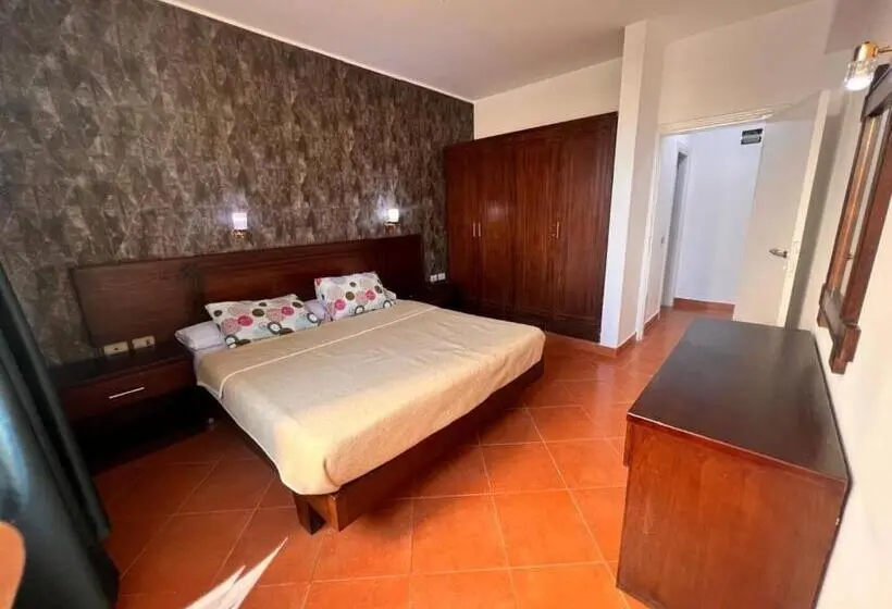 اتاق خانوادگی, Red Sea Apartment