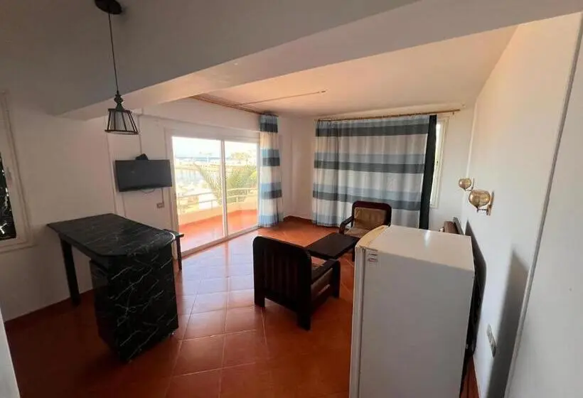 اتاق خانوادگی, Red Sea Apartment
