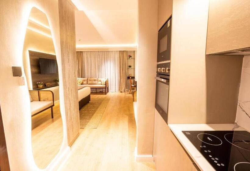 استودیوی استاندارد, Lion Villas