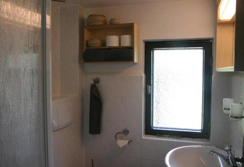 2间卧室的房子, Reetdach Ferienhaus Nahe Ostseebad Kühlungsborn