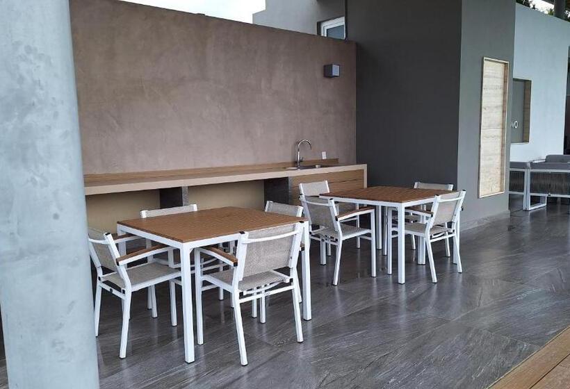 2 Bedroom Family Apartment with Views, Porto Novo