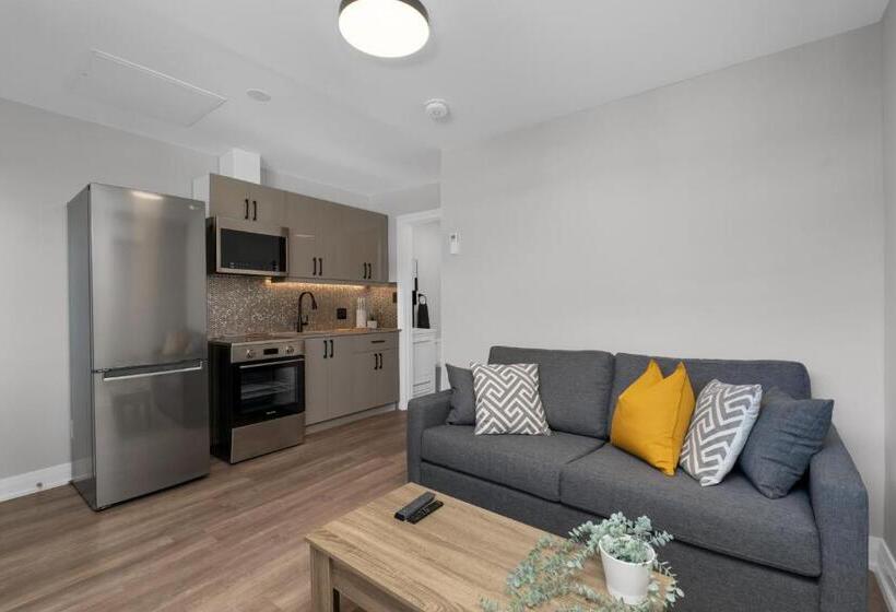 דירת חדר, Adrians Suites