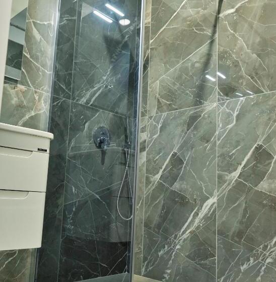 デラックスルーム, Montflux