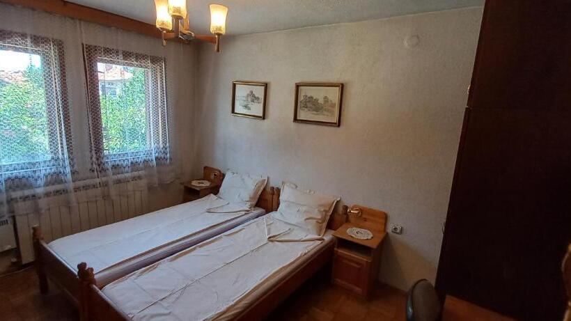 غرفة قياسية حمام مشترك, Dumanova House